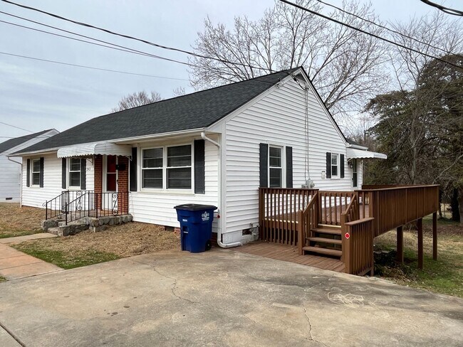 Building Photo - Charming 3-Bedroom 2-Bath with Beautiful Hardwood Floors