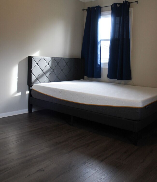 Building Photo - Bright and Spacious 3 Bedroom Furnished Rental