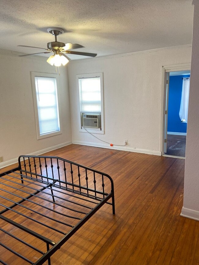 Building Photo - North Hyde Park Three Bedroom Bungalow in Plant High School District