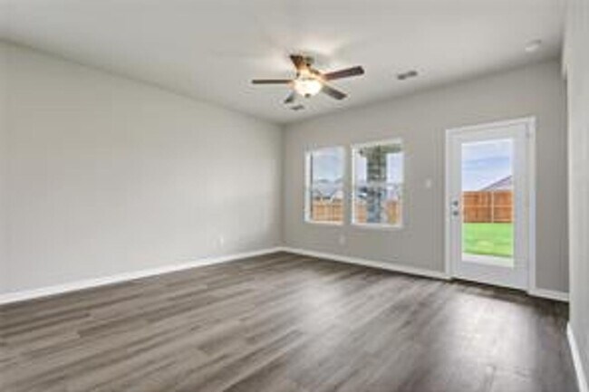 Building Photo - Spacious 3BR/2.5BA Home Near Parks, Dining & Community Pool