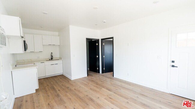 Building Photo - 153 W 51st St