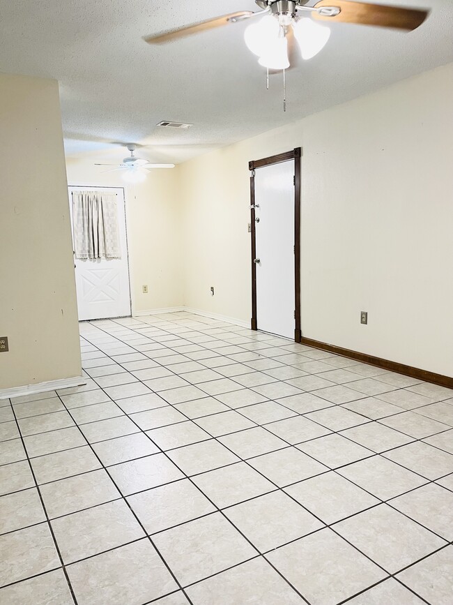 Building Photo - 1534 Delta Dr