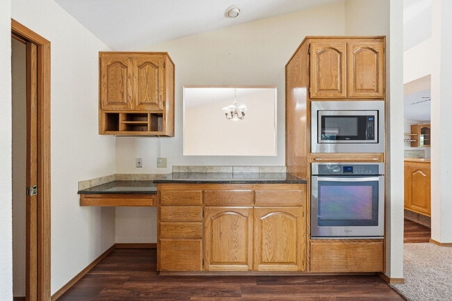 Building Photo - Beautiful Executive Level Rental on Golf Course