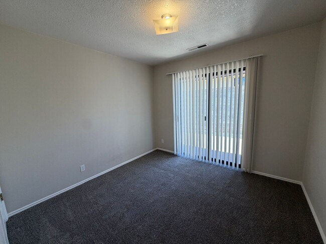 Building Photo - DARLING TWO BEDROOM FOR RENT!