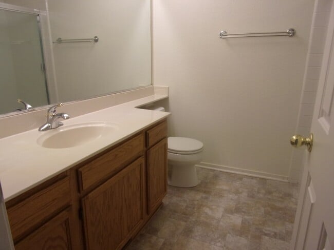 Building Photo - 853 Vassar Dr