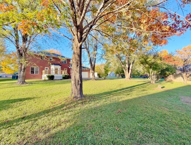 Building Photo - 1402 E Rhett Butler Rd