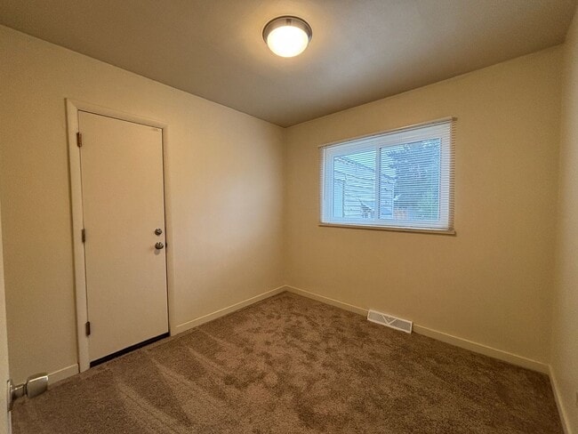Building Photo - Charming home in Denver with 1-car garage.