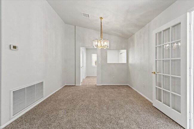 Building Photo - Large 2 Bedroom, 2 bath, unique Sun Room i...