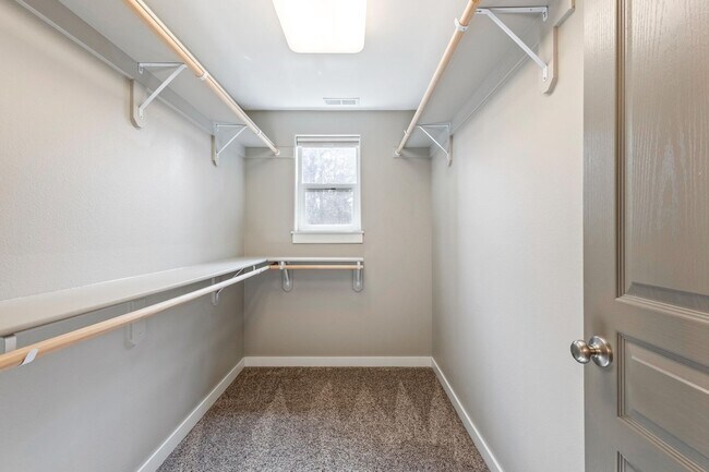 Building Photo - Modern 3 BR home on beautiful wooded lot in Sisters