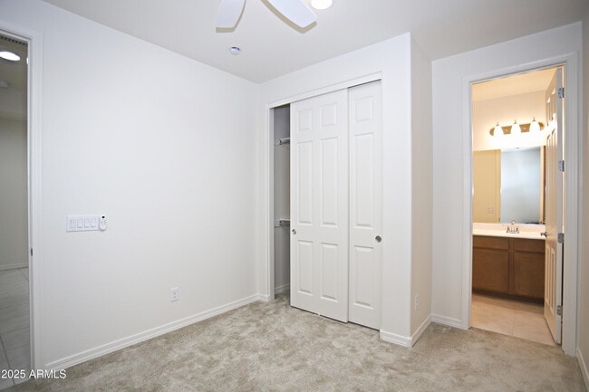 Building Photo - 976 W Finch Dr