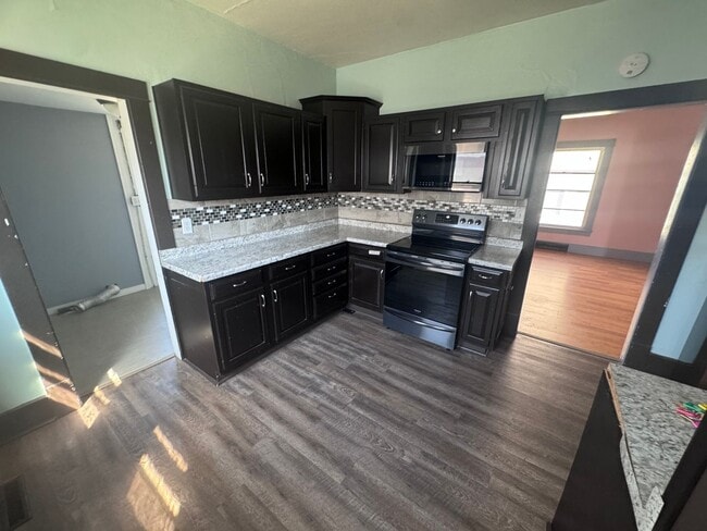 Building Photo - Spacious 4-Bed Home Near Schools with Back...