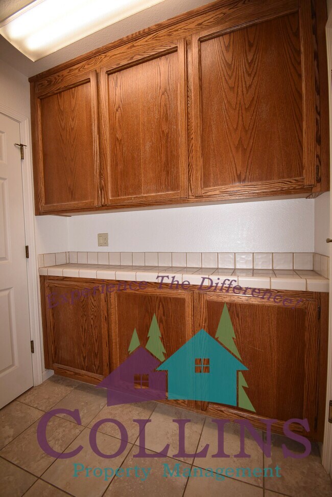 Building Photo - 505 Adriana Pl