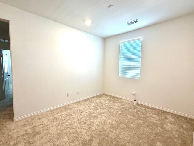 Building Photo - Almost BRAND NEW end unit Townhome in Winchester for Rent