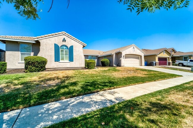 Building Photo - Stunning 4-Bedroom Home with Spacious Yard