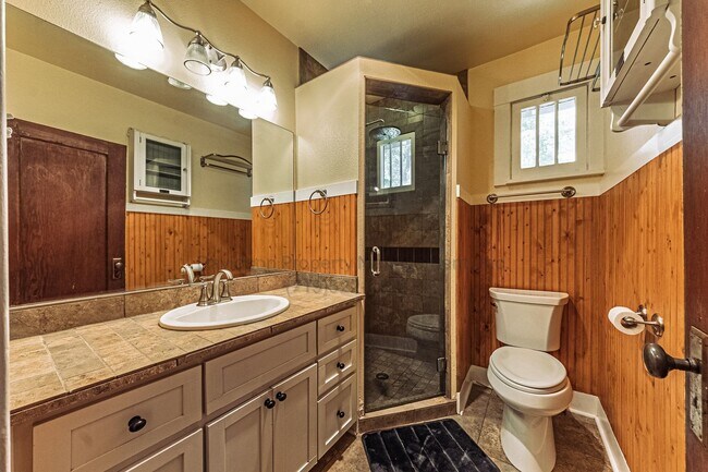 Building Photo - Charming 2 Bedroom House in the Historic Old North End