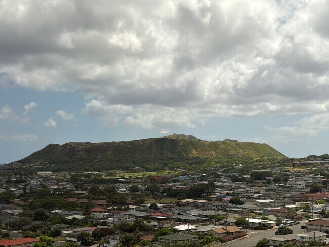 Building Photo - Luxury Kahala Condominium - 2bd/2ba/1pkg
