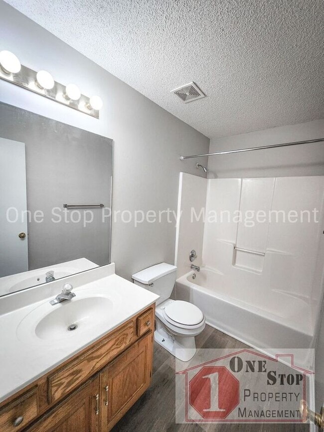 Building Photo - Gorgeous 3-Bedroom, 2-Bathroom home in Ray...