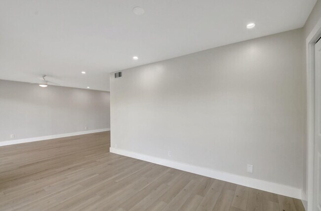 Building Photo - 300 Waterway Dr S