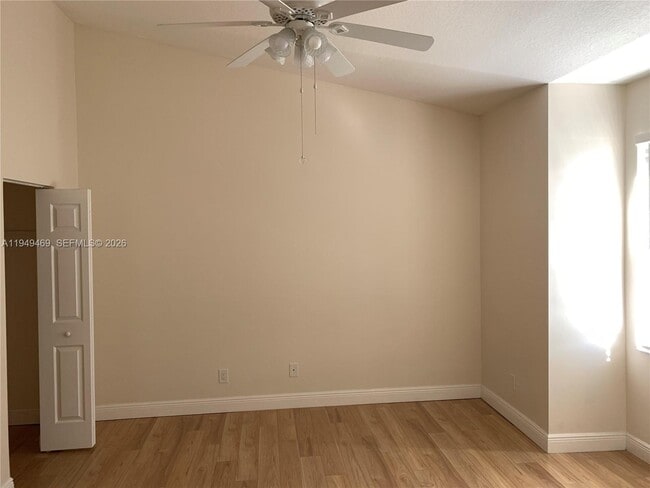 Building Photo - 3338 Lakeside Dr