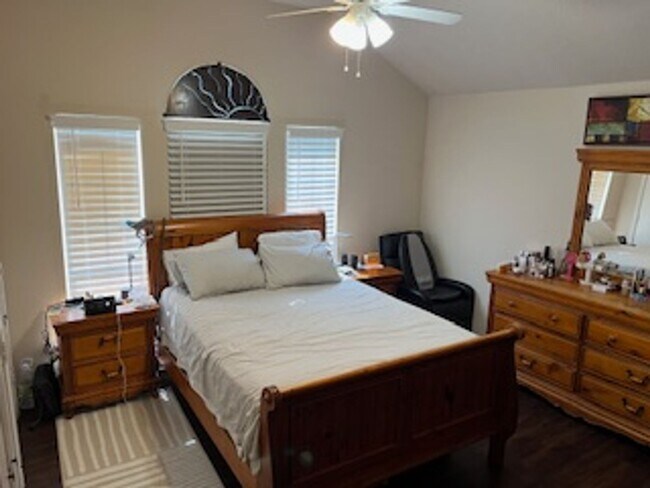 Building Photo - College Station - 3 bedroom / 2 bath / Gar...