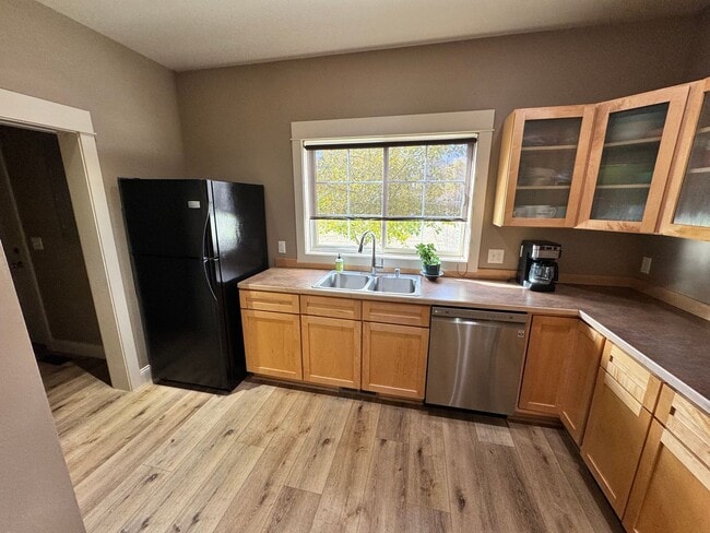 Building Photo - FULLY FURNISHED Mid-Term Immaculate Home in Midtown