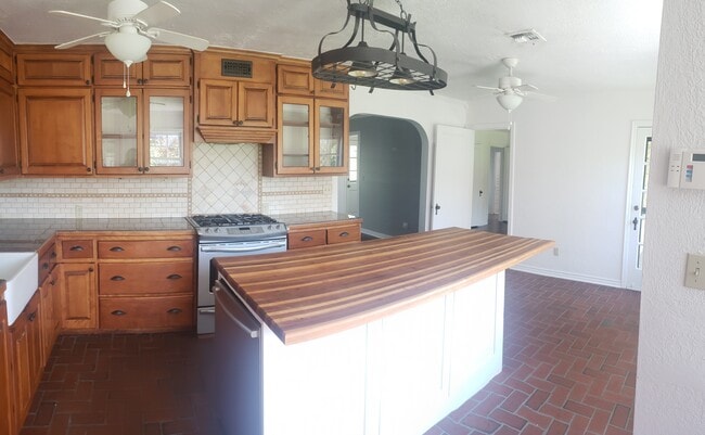 Building Photo - 612 NW 36th Terrace