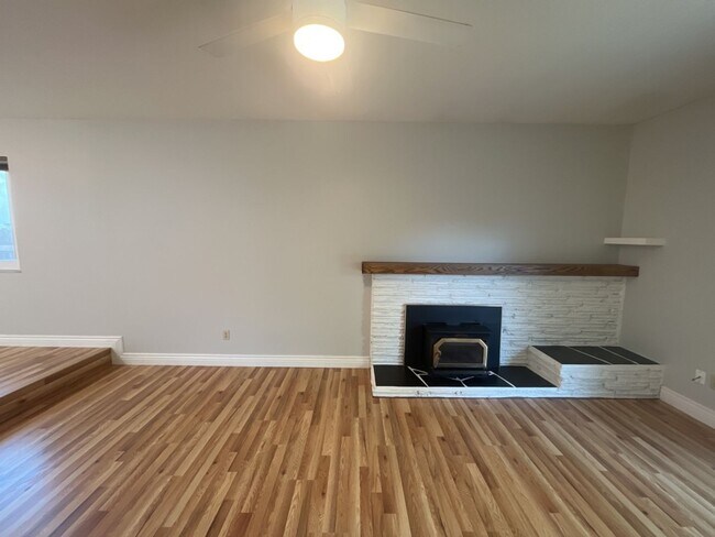 Building Photo - Beautiful 3 BDRM, 2 BATH Home w/ American ...