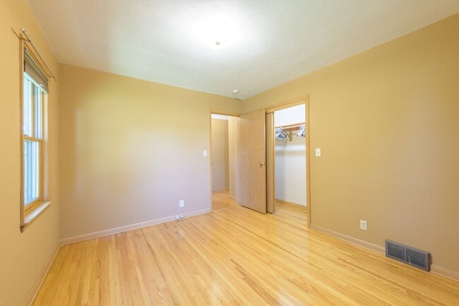 Building Photo - Must see home in mendota heights, huge lot...
