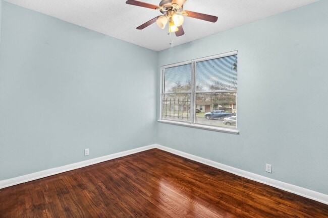 Building Photo - 527 Lively Dr