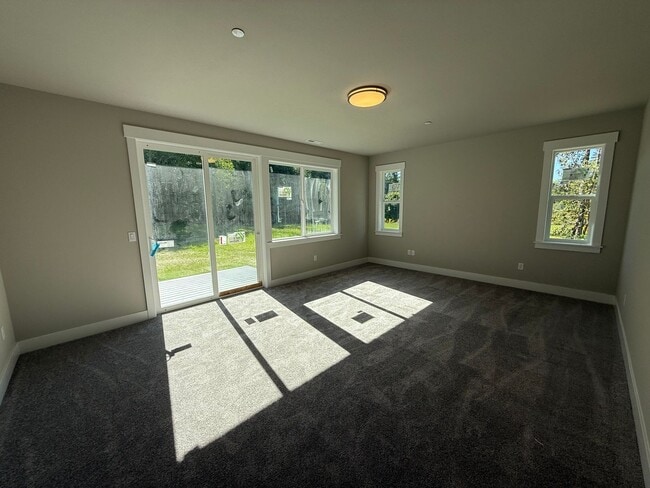 Building Photo - Spacious home in Bremerton.  Apply today t...