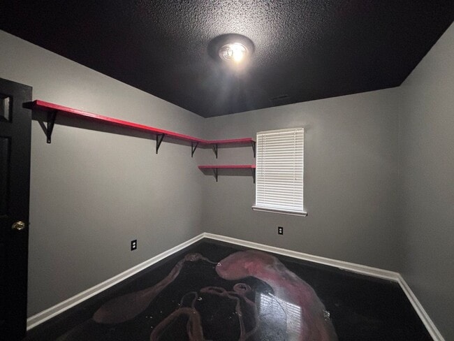 Building Photo - This is a must see!