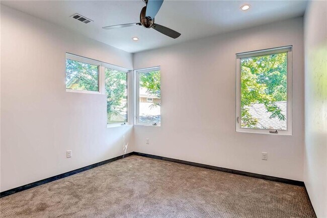 Building Photo - Luxurious 4-bedroom Townhome