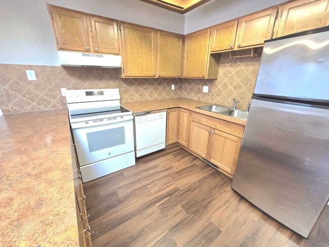 Building Photo - Large 2 Bedroom Apartment with Peak Views!