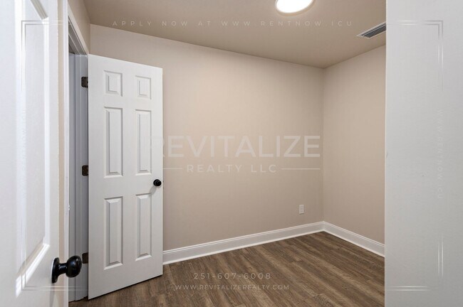 Building Photo - 1704 McGill Ave