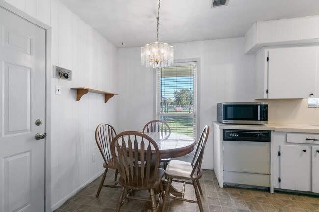 Building Photo - 812 Coolidge St