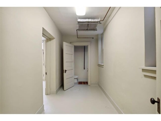 Building Photo - 1720 Mt Curve Ave