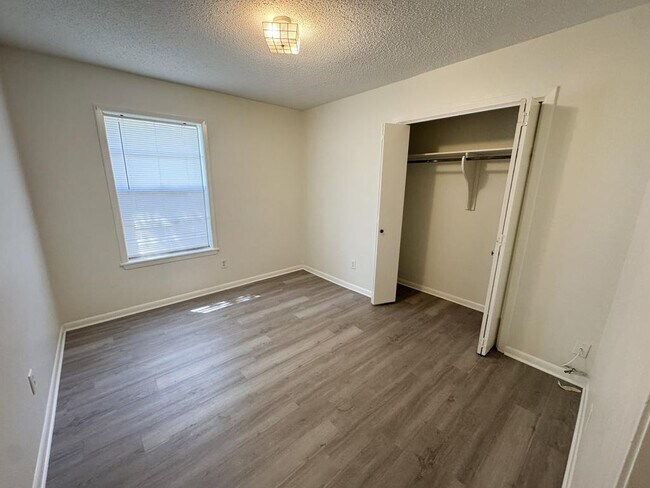 Building Photo - 702 Monterrey Dr