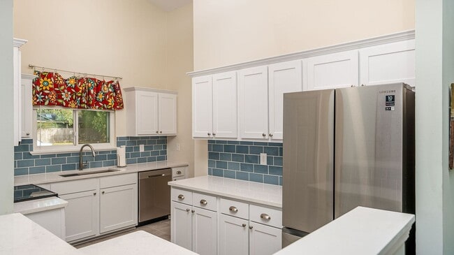 Building Photo - 3 bedroom 2 bathroom house in Chelsea Park - Mt.Pleasant