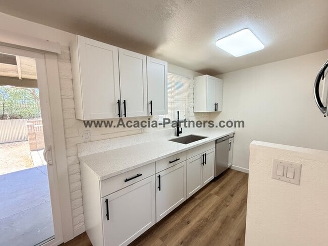 Building Photo - Three Bedroom Remodeled  Home