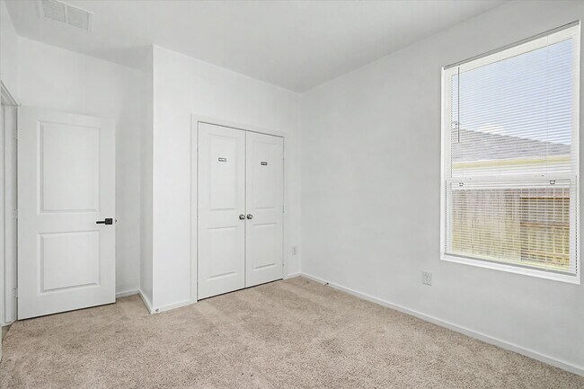 Building Photo - 511 Louis Ln