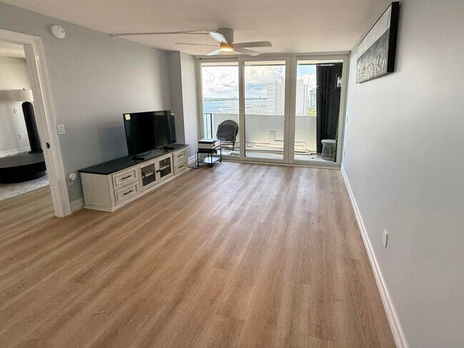 Building Photo - 5600 N Flagler Dr
