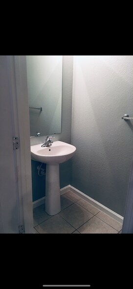 Building Photo - 4404 SW 49th Ave
