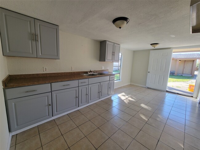 Building Photo - 733 Zoe St