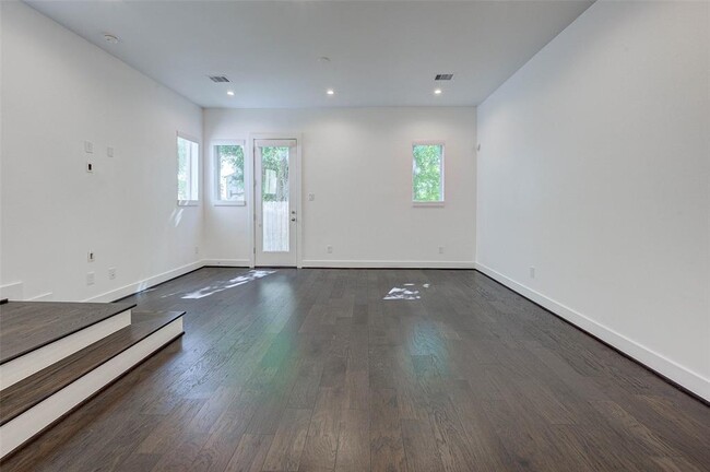 Building Photo - 5837 Dolores St
