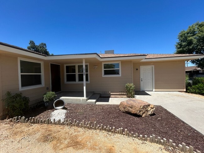 Building Photo - Wow, ready for move in, large updated home...