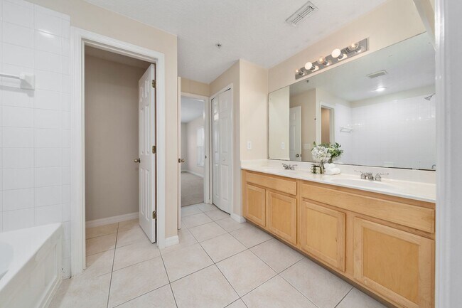 Building Photo - Town House 3 Bedroom and /2.5 Bathrooms. At Lee Vista area gated Community.