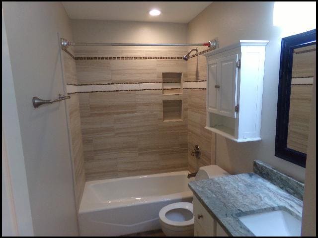 Building Photo - 525 S Oak St