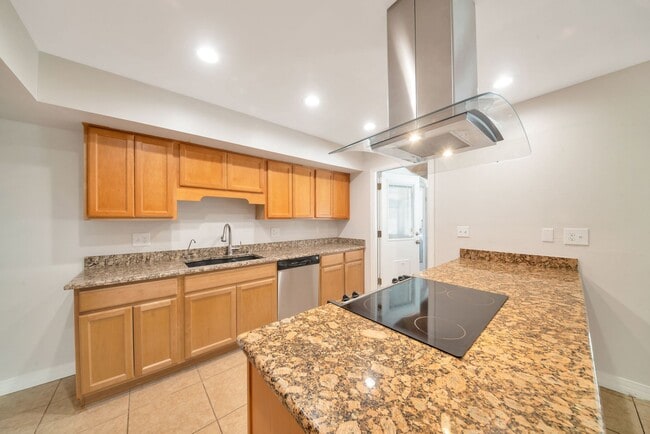 Building Photo - Great 6 Bedroom home near ASU with large BASEMENT