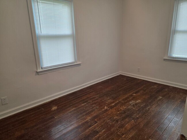 Building Photo - Updated 4-Bedroom, 1-Bathroom Home with Garage & Basement – $1,425/Month | Accepting Section 8