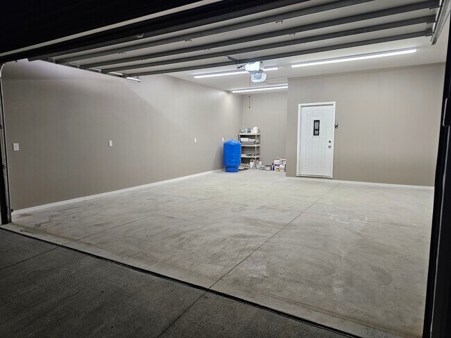 Building Photo - 4822 Hillcrest Dr